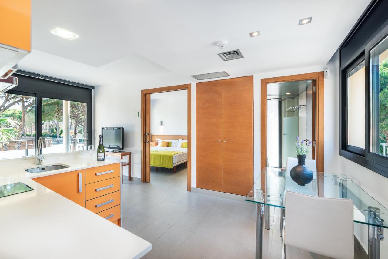 Aparthotel Las Palmeras กาสเตย์เดเฟลส์ ภายนอก รูปภาพ