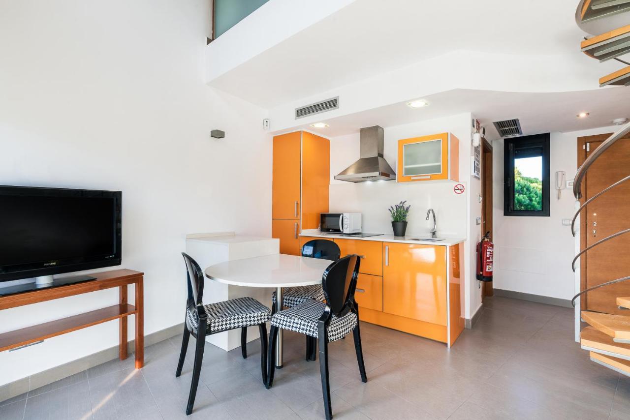 Aparthotel Las Palmeras กาสเตย์เดเฟลส์ ภายนอก รูปภาพ