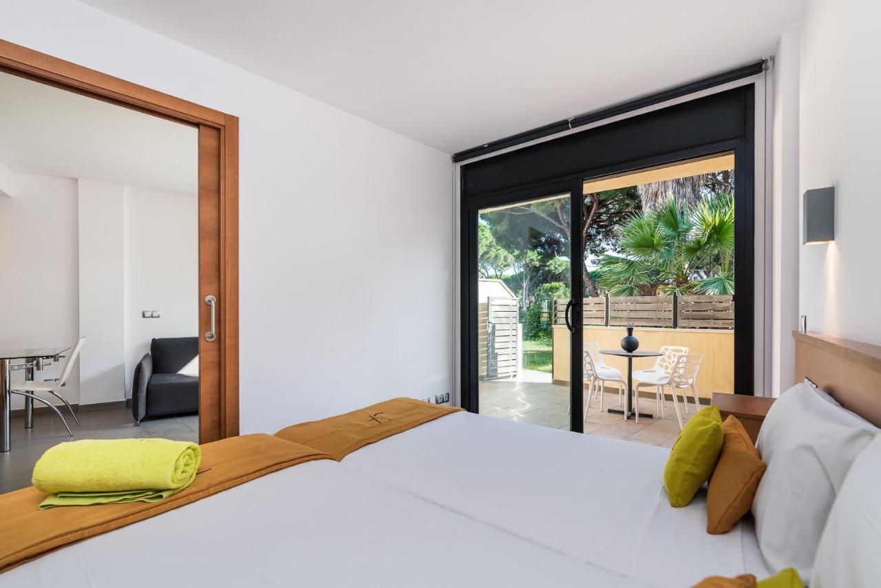 Aparthotel Las Palmeras กาสเตย์เดเฟลส์ ภายนอก รูปภาพ